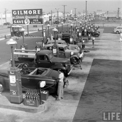 Et Gilmore créa la première station libre-service. Photo: Life.